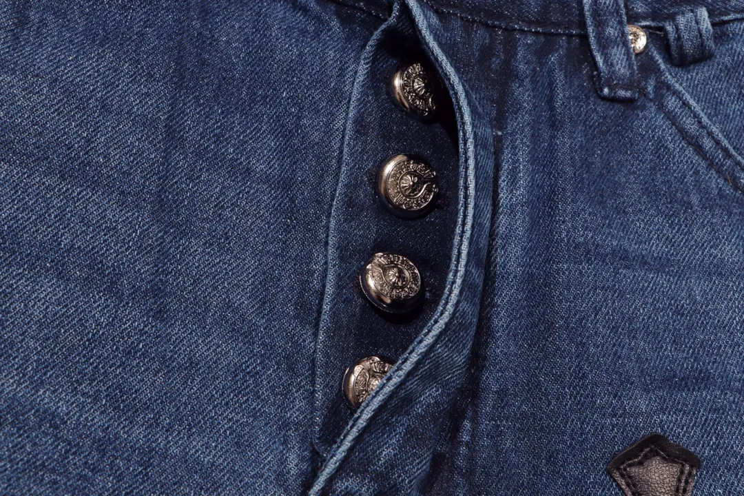 P250 Style No.: H431 Chrome Hearts CH Chrome Hearts Heavy Industry Damaged High Street Jeans exude uninhibited personality and unique charm. Every wear and tear is carefully designed to present a unique artistic feel. Made of imported denim fabric, which has undergone heavy industrial washing and destruction treatment, the trousers show a super cool effect on the upper body, allowing you to dominate the fashion stage.  This is more than just a pair of jeans, it is an expression of attitude. With its unique design concept and ultimate pursuit of details, Croxin breaks traditional boundaries and defines the jeans trend in the new era. The trousers are made of double-layer woven fabric and matched with customized hardware, showing an incomparably beautiful and unique style, making every wearer the focus of fashion. Imported denim fabric, super heavy-duty washed and damaged, the upper body is super cool! Customized hardware, incomparably good-looking model. The production process is difficult. It has a high-street feel. Color: blue Size: S M L XL XXL